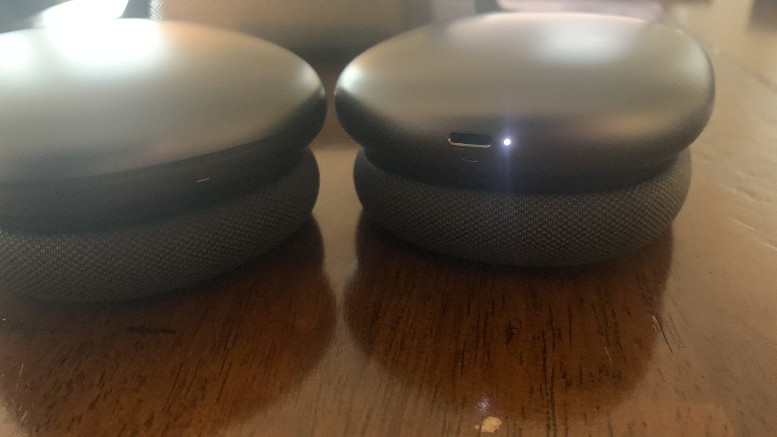 AirPods Max Status Light Flashing white